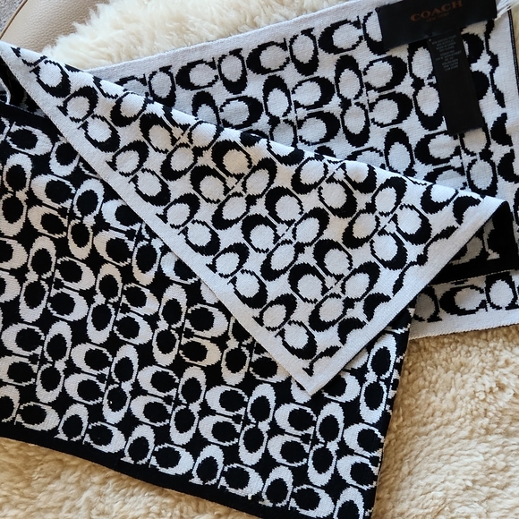 Beautiful NWT Coach Knit Signature Logo Scarf 🖤🧣🎁 - Picture 4 of 12